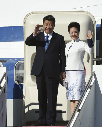 Chinese President Xi Jinping (L) and his wife Peng Liyuan wave upon their arrival in Seattle, the United States, Sept. 22, 2015. Xi arrived in this east Pacific coast city on Tuesday morning for his first state visit to the U.S. [Xinhua]