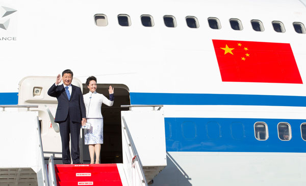 Chinese President Xi Jinping (L) and his wife Peng Liyuan wave upon their arrival in Seattle, the United States, Sept. 22, 2015. Xi arrived in this east Pacific coast city on Tuesday morning for his first state visit to the U.S. [Xinhua]