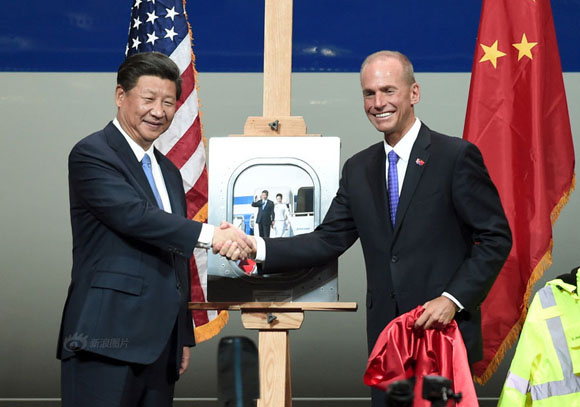 Chinese President Xi Jinping (L) shakes hands with Ramond L. Conner, the CEO of Boeing during his visit to the Boeing Paine Field Assembly Plant in Seattle on September 23, 2015. [Photo/CRI]