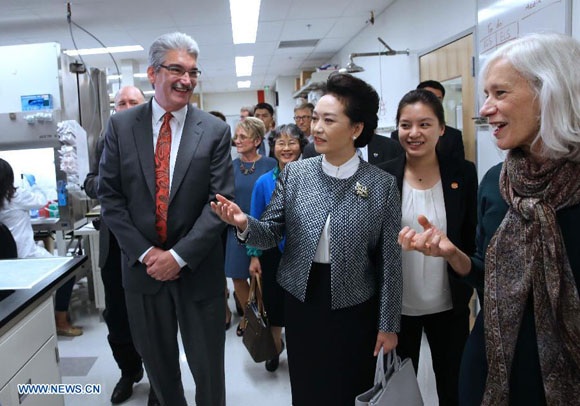 Peng Liyuan (C, front), wife of Chinese President Xi Jinping, visits the Fred Hutchinson Cancer Research Center in Seattle, the United States, Sept. 23, 2015. [Photo/Xinhua]