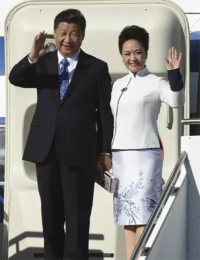 Chinese President Xi Jinping (L) and his wife Peng Liyuan wave upon their arrival in Seattle, the United States, Sept. 22, 2015. Xi arrived in this east Pacific coast city on Tuesday morning for his first state visit to the U.S. [Xinhua]