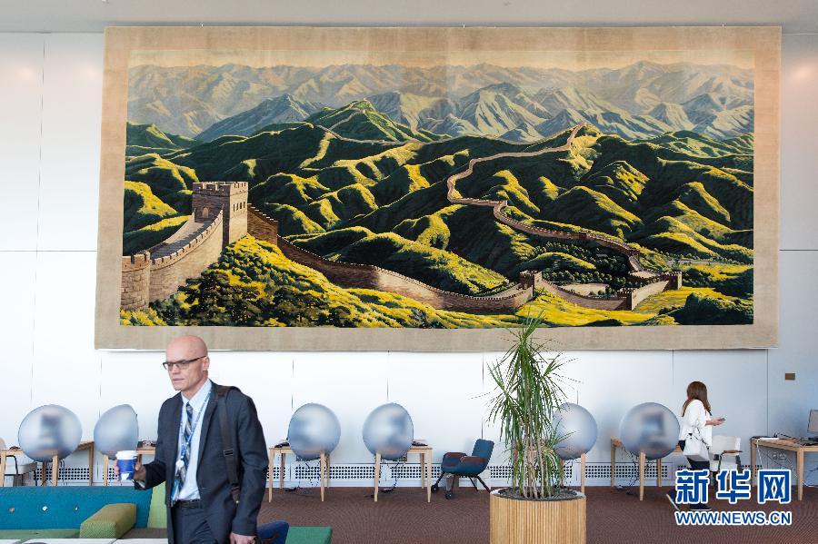Photo taken on Sept. 16, 2015 shows a tapestry of China&apos;s Great Wall hanging in a hall at the UN headquarters. The tapestry was a gift from China to the UN in 1974, not long after the country resumed its seat at the UN. The tapestry measures 10 meters long and 5 meters wide, and weighs 280 kilograms. [Photo/Xinhua]