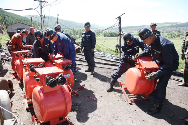 Rescuers work at the scene where a colliery flood trapped 24 workers in Northeast China's Heilongjiang province, August 1, 2010. Rescuers work at the scene where a colliery flood trapped 24 workers in Northeast China's Heilongjiang province, August 1, 2010.