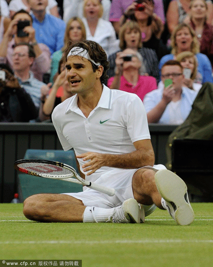  Federer celebrates the victory.