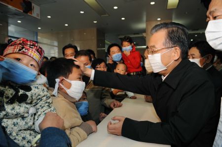 Chinese Premier Wen Jiabao (R2) talks with patients at the Beijing Children's Hospital in Beijing, capital of China, Oct. 31, 2009. Premier Wen visited A/H1N1 patients and medical staff at the Beijing Children's Hospital in Beijing on Saturday. (Xinhua/Rao Aimin) 