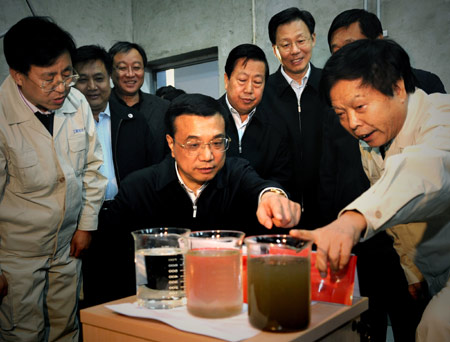 Chinese Vice Premier Li Keqiang (C) visits the Chinese Research Academy of Environmental Sciences in Beijing, capital of China, Dec. 8, 2009. Chinese Vice Premier Li Keqiang (C) visits the Chinese Research Academy of Environmental Sciences in Beijing, capital of China, Dec. 8, 2009.