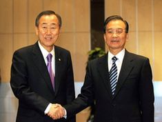 Chinese Premier Wen Jiabao (R) shakes hands with UN Secrerary-General Ban Ki-moon during their meeting in Copenhagen, capital of Denmark, on Dec. 17, 2009.
