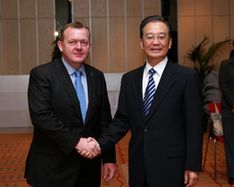 Danish Prime Minister Lars Lokke Rasmussen(L) meets with his Chinese counterpart Wen Jiabao in Copenhagen, capital of Denmark, Dec. 17, 2009.(Xinhua/Pang Xinglei) 