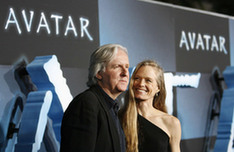 Director of the movie James Cameron and his wife Suzy Amis pose at the premiere of 'Avatar' at the Mann's Grauman Chinese theatre in Hollywood, California December 16, 2009. [Xinhua]