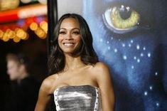 Cast member Zoe Saldana poses at the premiere of 'Avatar' at the Mann's Grauman Chinese theatre in Hollywood, California December 16, 2009. [Xinhua/Reuters]
