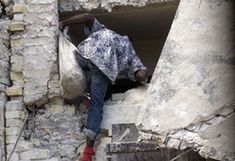  A looter tries to enter a destroyed building in Haitian capital Port-au-Prince on Jan. 16, 2010. The situation in Haiti is worsened by occasional looting in the aftermath of a devastating earthquake on Jan. 12. (Xinhua/David de la Paz)