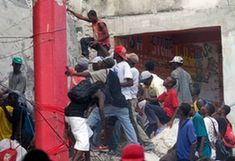 Looters try to enter a destroyed building in Haitian capital Port-au-Prince on Jan. 16, 2010. The situation in Haiti is worsened by occasional looting in the aftermath of a devastating earthquake on Jan. 12. (Xinhua/David de la Paz)
