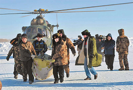 Rescue staff evacuate illegal gold miner suspect, who had been seriously frozen in a mountainous region in Altay, the Xinjiang Uygur autonomous region, on Thursday. [China Daily]