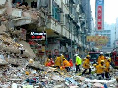 香港塌楼现场曾有女子喊救命 该楼有数十年楼龄