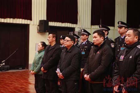 Wen Qiang (middle), former director of the Chongqing municipal judicial bureau, as well as other suspects, wait for the trial to begin yesterday. [Chongqing No 5 Intermediate People’s Court]