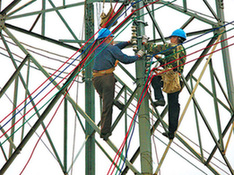 Workers check power transmission lines in Guangzhou. China's power consumption is expected to rise 7 percent this year, according to the State Electricity Regulatory Commission. [China Daily]