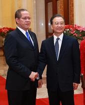 Chinese Premier Wen Jiabao (R) shakes hands with Jamaican Prime Minister Bruce Golding at the Great Hall of the People in Beijing, capital of China, Feb. 3, 2010. [Pang Xinglei/Xinhua]