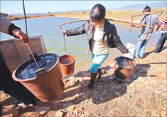 Villagers in Yiliang county, Yunnan province, fetch drinking water from afar on Tuesday. Villagers in Yiliang county, Yunnan province, fetch drinking water from afar on Tuesday.