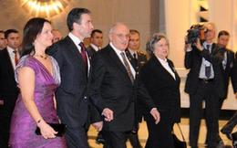 NATO Secretary General Anders Fogh Rasmussen (2nd L), and Turkish National Defense Minister Vecdi Gonul (3rd L) walk to the venue for the informal meeting of NATO defense ministers in Istanbul, Turkey, Feb. 4, 2010. NATO defence ministers started a two-day session in Istanbul on Thursday dedicated to reviewing operations in Afghanistan and finding ways to solve a one-billion-dollar shortfall for 2010. [Chen Ming/Xinhua]