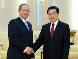 Chinese President Hu Jintao (R) meets with Jamaican Prime Minister Bruce Golding at the Great Hall of the People in Beijing, capital of China, Feb. 4, 2010. (Xinhua/Li Tao)