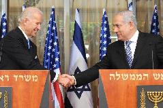 Israeli Prime Minister Benjamin Netanyahu (R) shakes hands with visiting U.S. Vice President Joe Biden during a joint statement at Netanyahu&apos;s residence in Jerusalem, March 9, 2010. [Xinhua]