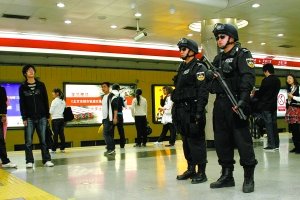 Beijing steps up subway safety.[Beijing News]