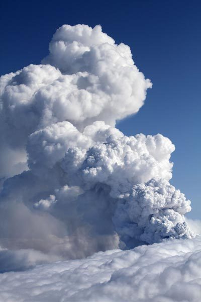 Smoke billows from a volcano in Eyjafjallajokull April 14, 2010. A volcanic eruption in Iceland spewed black smoke and white steam into the air on Wednesday and partly melted a glacier, setting off a major flood that threatened to damage roads and bridges. [Xinhua] 