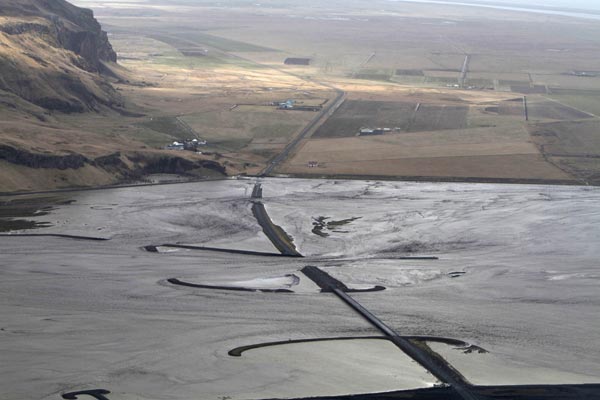Highway 1, the road that goes around Iceland, is cut off by a flood caused by a volcanic eruption at Eyjafjalla Glacier April 14, 2010. [Xinhua]