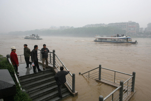  Water rises to its highest level this year in the Guilin section of Lijiang River in the Guangxi Zhuang autonomous region on Monday, submerging statues on a pedestrian pathway along the river as a result of continuous rainfall. Rainfall in the past days in Guangxi, Yunnan and Guizhou has eased the prolonged drought in Southwest China. [Xinhua]