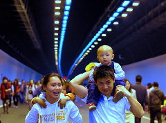 Xiamen residents visit the tunnel on April 26, 2010. [Xinhua]