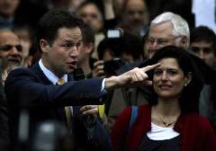 Britain&apos;s Liberal Democrat party leader Nick Clegg (L) stands with his wife Miriam Gonzalez Durantez (R) as he addresses a general election campaign rally in Sheffield, northern England, May 5, 2010. [China Daily via Agencies]