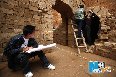 Photo taken on May 12, 2010 shows the excavation site of the tomb of Cao Xiu, a noted general from the Three Kingdoms period (220-280 A.D.) in Mangshan of Luoyang City, central China's Henan Province. Archeologists of Henan provincial cultural heritage bureau confirmed that they have founded the tomb of Cao Xiu during the tomb excavation in Mengjin County of Luoyang City at a press conference on Monday. [Xinhua photo]