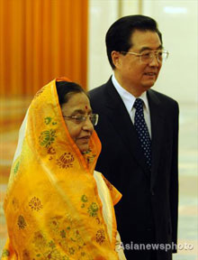 President Hu Jintao meets his Indian counterpart Pratibha Patil in Beijing Thursday, May 27, 2010.