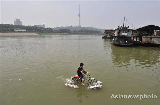 A man rides across the Hanjiang River (a tributary of the Yangtze) in Wuhan, capital of Central China&apos;s Hubei province on June 16, 2010.[Asianewsphoto] 