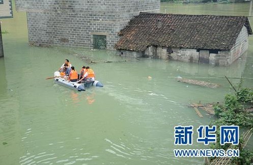 Rescue workers transfer flood-hit villagers in Sanshi Township, Guangxi Zhuang Autonomous Region, on June 15, 2010. Rescue workers transfer flood-hit villagers in Sanshi Township, Guangxi Zhuang Autonomous Region, on June 15, 2010.