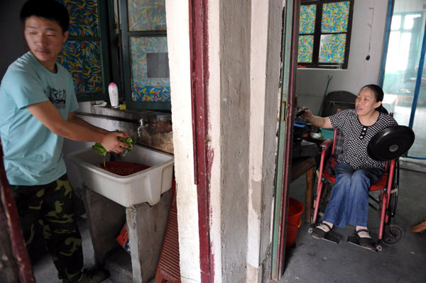 Jin Shujia and his mother prepare to cook in Hefei, East China&apos;s Anhui province, Sept 12, 2010. [Xinhua]