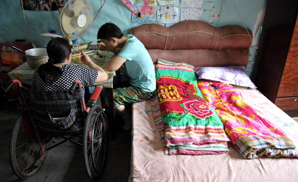 Jin Shujia and his mother have lunch in Hefei, East China&apos;s Anhui province, Sept 12, 2010. [Xinhua]