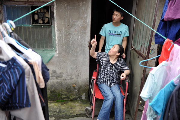 Jin Shujia always takes his mother out when the weather is fine. [Xinhua]