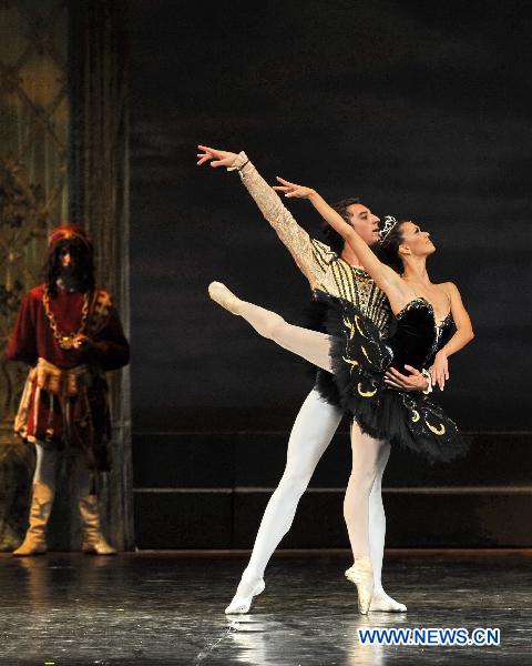 Dancers from the Russian State Ballet Troupe perform Swan Lake in Guiyang, capital of southwest China's Guizhou Province, Sept. 24, 2010.