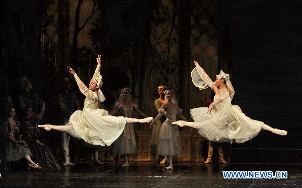 Dancers from the Russian State Ballet Troupe perform Swan Lake in Guiyang, capital of southwest China's Guizhou Province, Sept. 24, 2010.