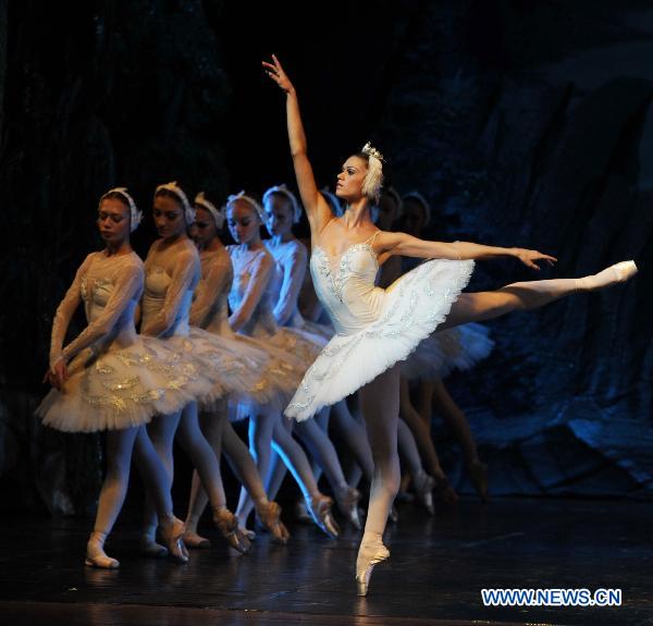 Dancers from the Russian State Ballet Troupe perform Swan Lake in Guiyang, capital of southwest China's Guizhou Province, Sept. 24, 2010.