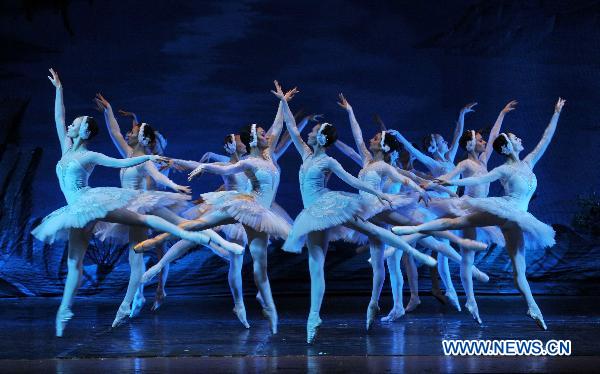 Dancers from the Russian State Ballet Troupe perform Swan Lake in Guiyang, capital of southwest China's Guizhou Province, Sept. 24, 2010.