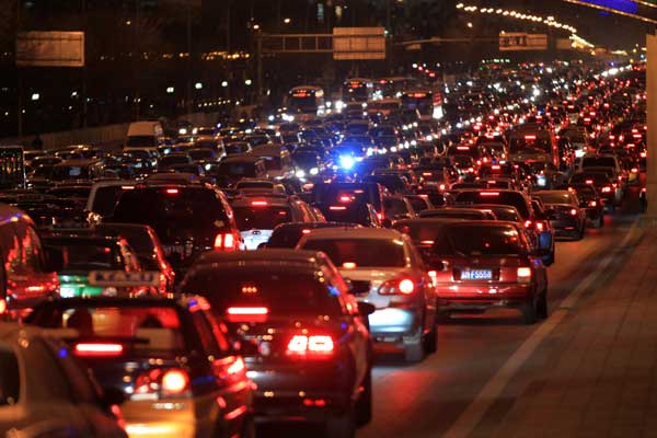 Traffic grinds to a standstill during the peak rush hour on Monday evening near Jiangguomen Bridge in downtown Beijing. [Photo/China Daily]