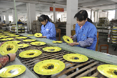 Photo taken on Jan. 10, 2011 shows the plates with the photo of Prince William and Kate Middleton on at a workshop of Tri-Ring Group Corporation in Beiliu City, south China&apos;s Guangxi Zhuang Autonomous Region.