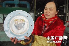 Photo taken on Jan. 10, 2011 shows the plates with the photo of Prince William and Kate Middleton on at a workshop of Tri-Ring Group Corporation in Beiliu City, south China&apos;s Guangxi Zhuang Autonomous Region.