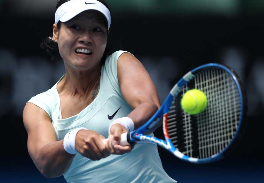 Li Na of China plays a shot to Andrea Petkovic of Germany during the women&apos;s quarter-final match at the Australian Open tennis tournament in Melbourne Jan 25, 2011. [Photo/Xinhua]