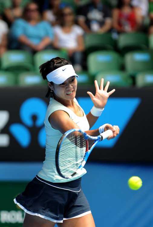 Li Na of China plays a shot to Andrea Petkovic of Germany during the women&apos;s quarter-final match at the Australian Open tennis tournament in Melbourne Jan 25, 2011. [Photo/Xinhua]