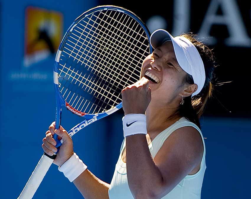 Eleventh seed Li Na is on fire to battle her way to become the first Chinese player to reach a Grand Slam final, as she kicked out World No.1 Caroline Wozniacki 6-3 5-7 3-6 in Thursday&apos;s quarter final of Australian Open. [Photo/Xinhua]