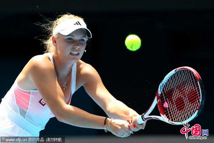  Denmark&apos;s Caroline Wozniacki plays a shot to Andrea Petkovic of Germany during the women&apos;s quarter-final match at the Australian Open tennis tournament in Melbourne Jan 25, 2011. [Photo/CFP]