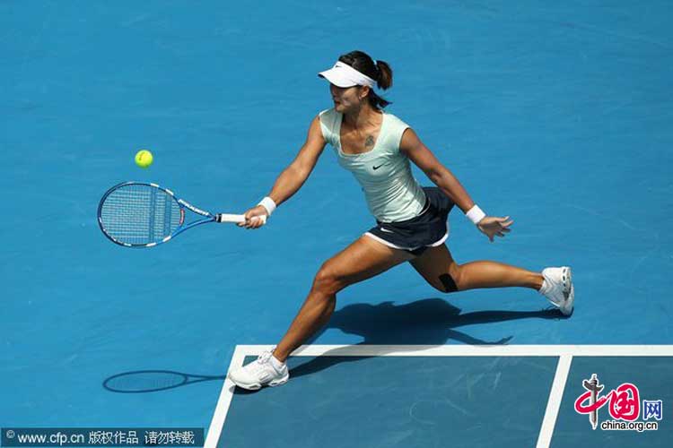 Denmark&apos;s Caroline Wozniacki, left, congratulates china&apos;s Li Na after she won their women&apos;s semifinal at the Australian Open tennis championships in Melbourne, Australia, Thursday, Jan. 27, 2011. [Photo/CFP]